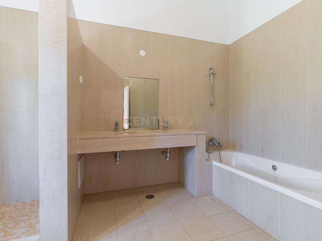 Moradia T4 Independente – Um Refúgio de Conforto e Elegância - Image 20