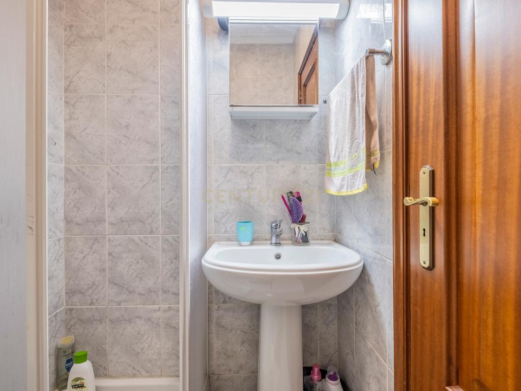 Apartamento T2 de excelentes áreas em Serzedo - Image 9