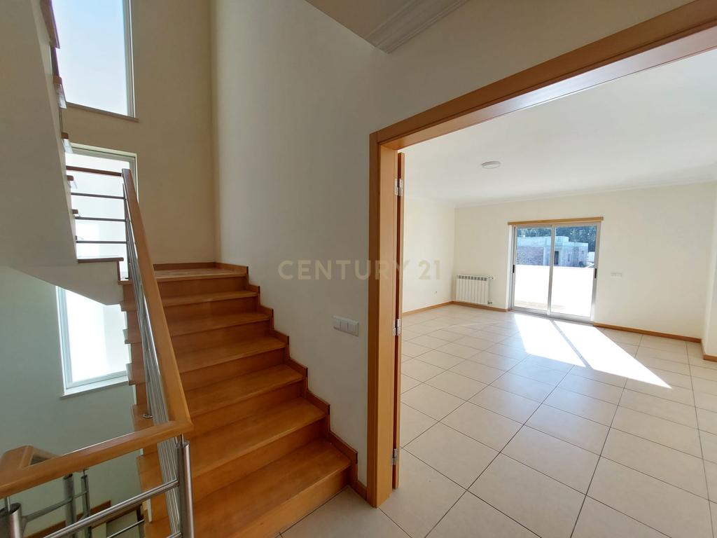 Moradia T4 de 3 Pisos com Piscina e Jardim - Image 12