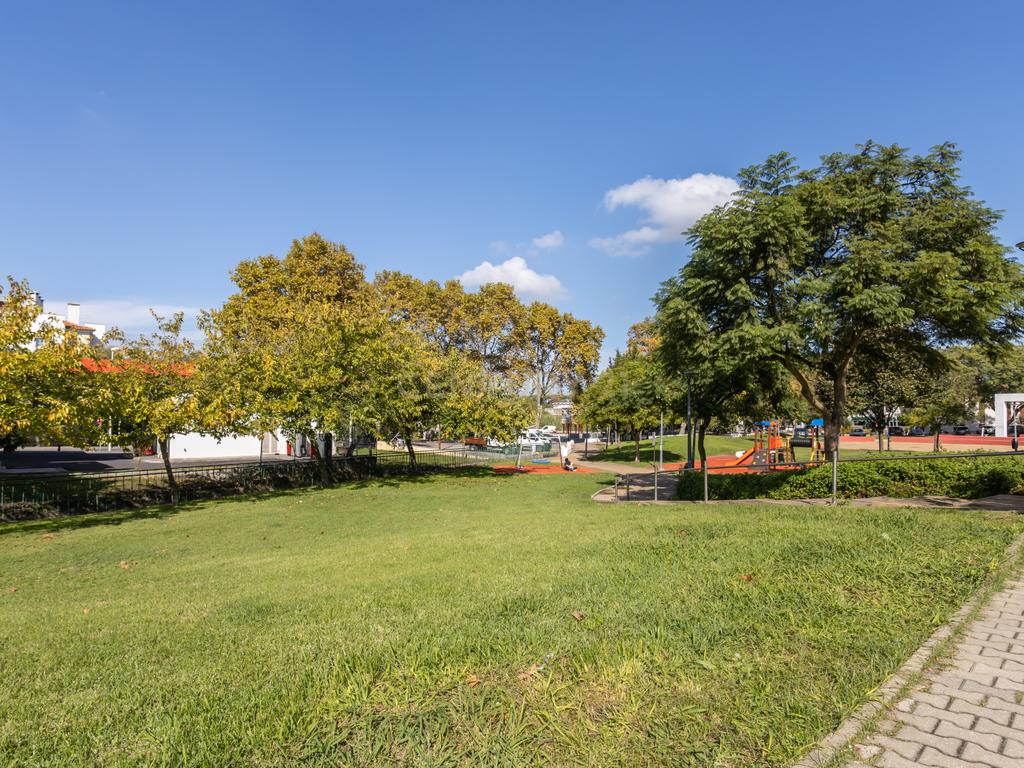 LOJA TRANSFORMADA EM AMPLO APARTAMENTO T1 REMODELADO EM PAIO PIRES - Image 20