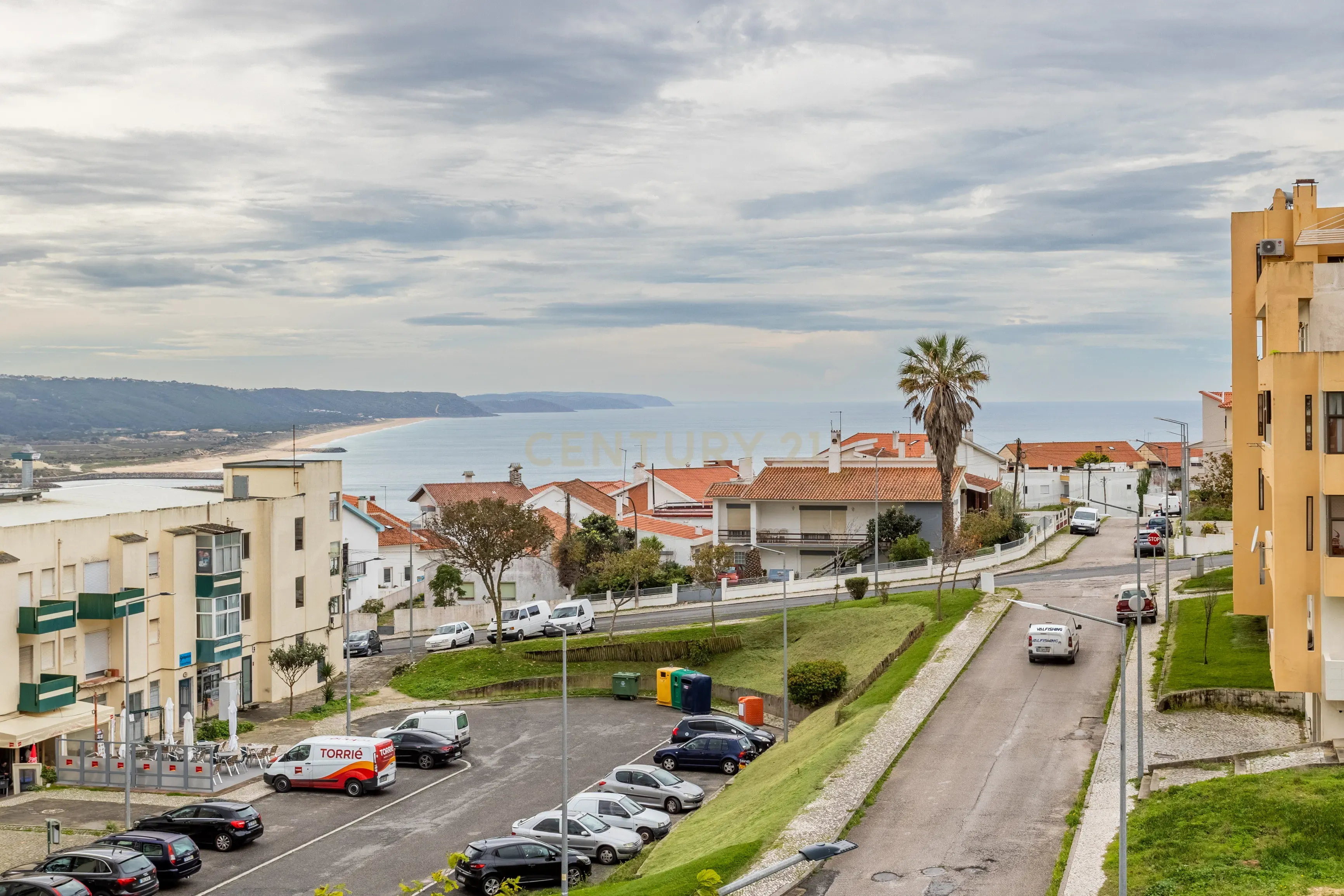 Apartamento T2 na Nazaré - Totalmente Remodelado com Vista Mar - Image 1