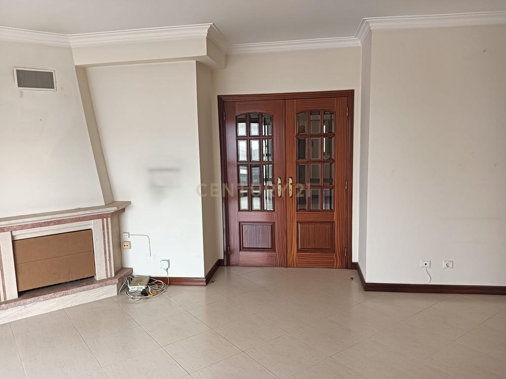 T3 com Suite/Garagem e Arrecadação - Vialonga - Image 21