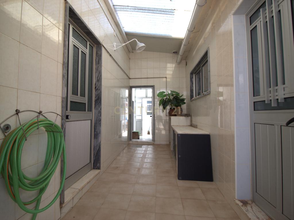 Moradia tradicional, 184 m2, em primeira linha de Santa Luzia. - Image 4