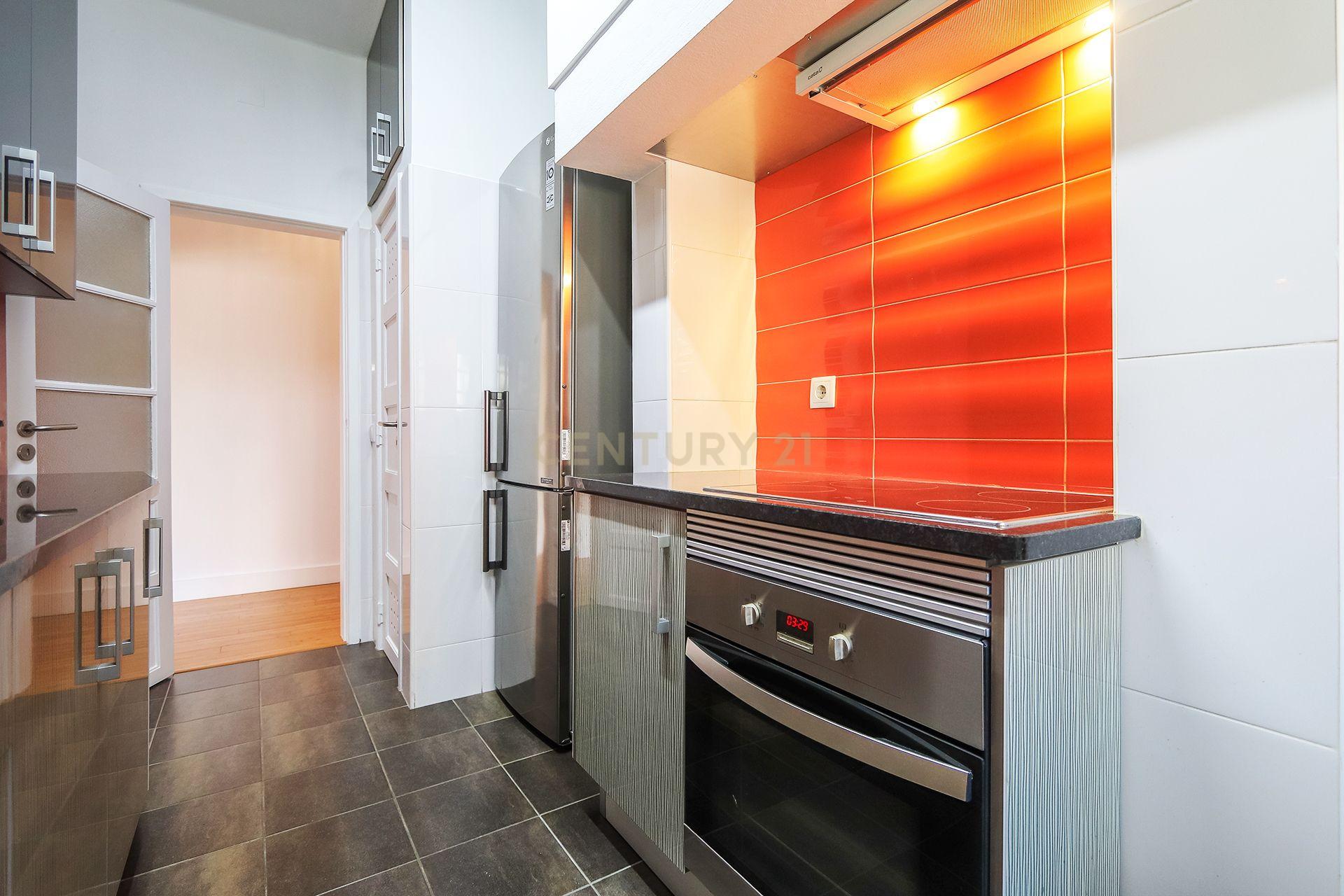 Fotografia 9 de Apartamento T3 para arrendamento com varanda junto à Avenida de Roma | Prédio com "arte"