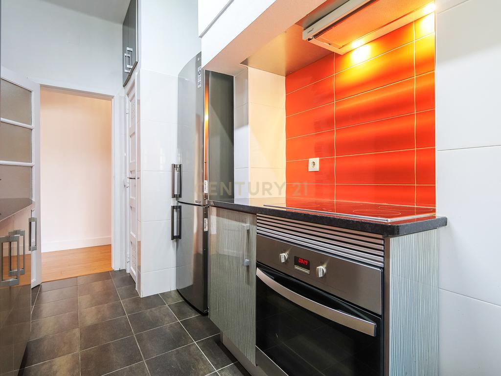 Apartamento T3 para arrendamento com varanda junto à Avenida de Roma | Prédio com "arte" - Image 9