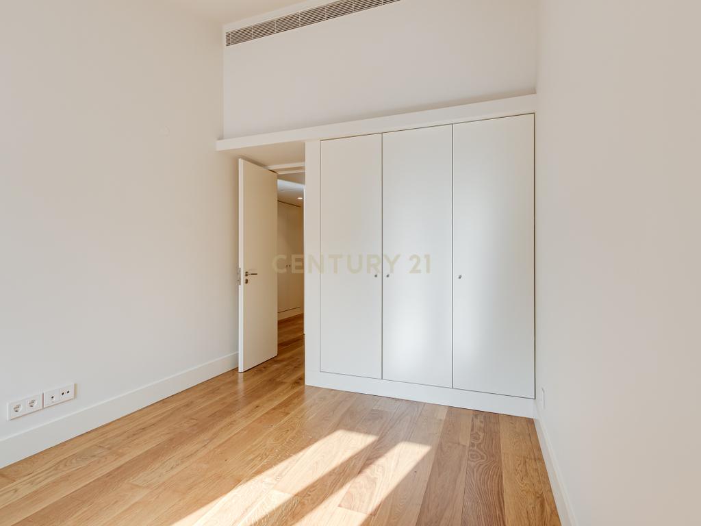 Apartamento T2+1 inserido no emblemático Edifício "Alegria 25". - Image 21