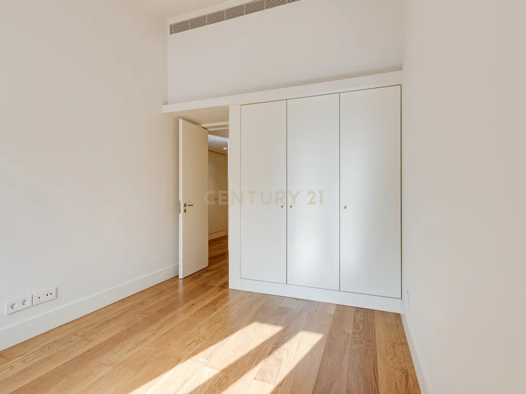 Apartamento T2+1 inserido no emblemático Edifício "Alegria 25". - Image 21