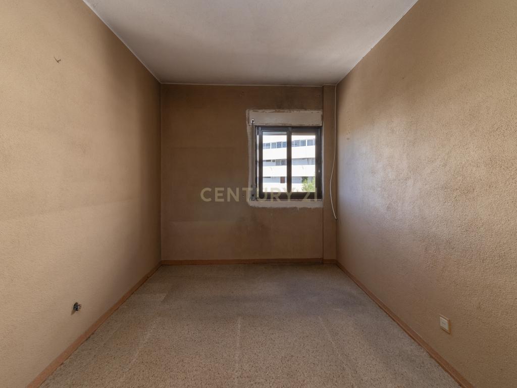 T3 com 73m² | 4º andar com elevador | Para remodelar em Lisboa - Image 12