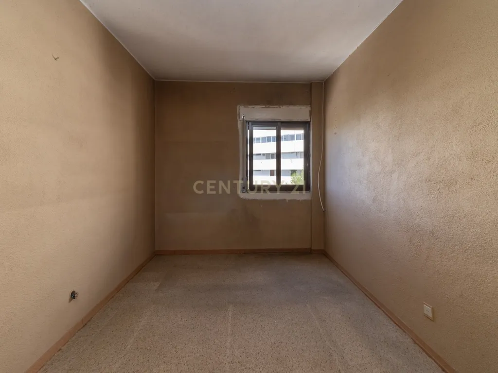 T3 com 73m² | 4º andar com elevador | Para remodelar em Lisboa - Image 12