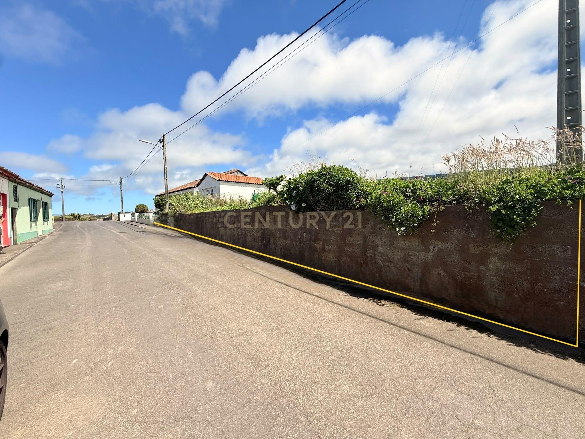 Fotografia 2 de Oportunidade de Investimento | Terreno com Garagem e Grande Potencial