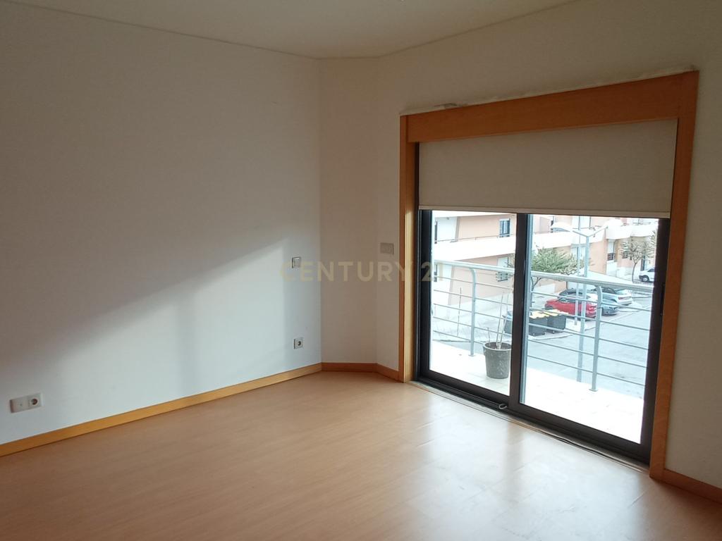 Apartamento T3, com Duas Varandas e Garagem na Vila Serena, Pinhal Novo - Image 6