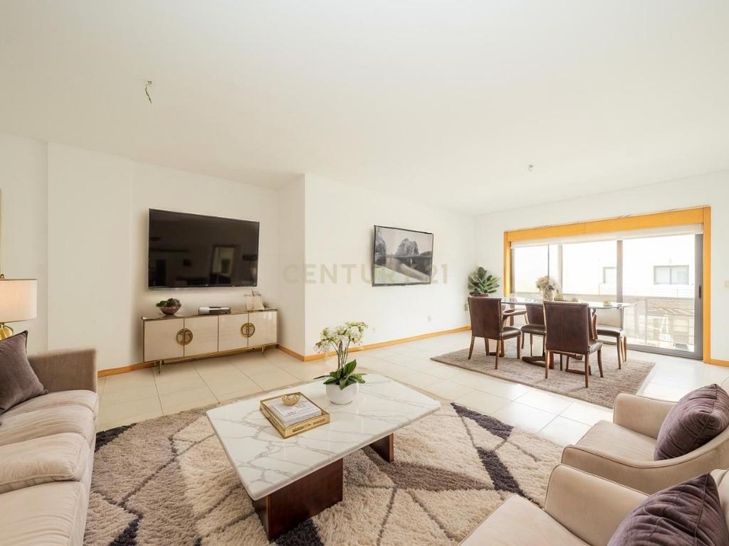 Apartamento T3 com Duas Varandas, Garagem Box e Lugar de estacionamento na Vila Serena, Pinhal Novo - Image 2