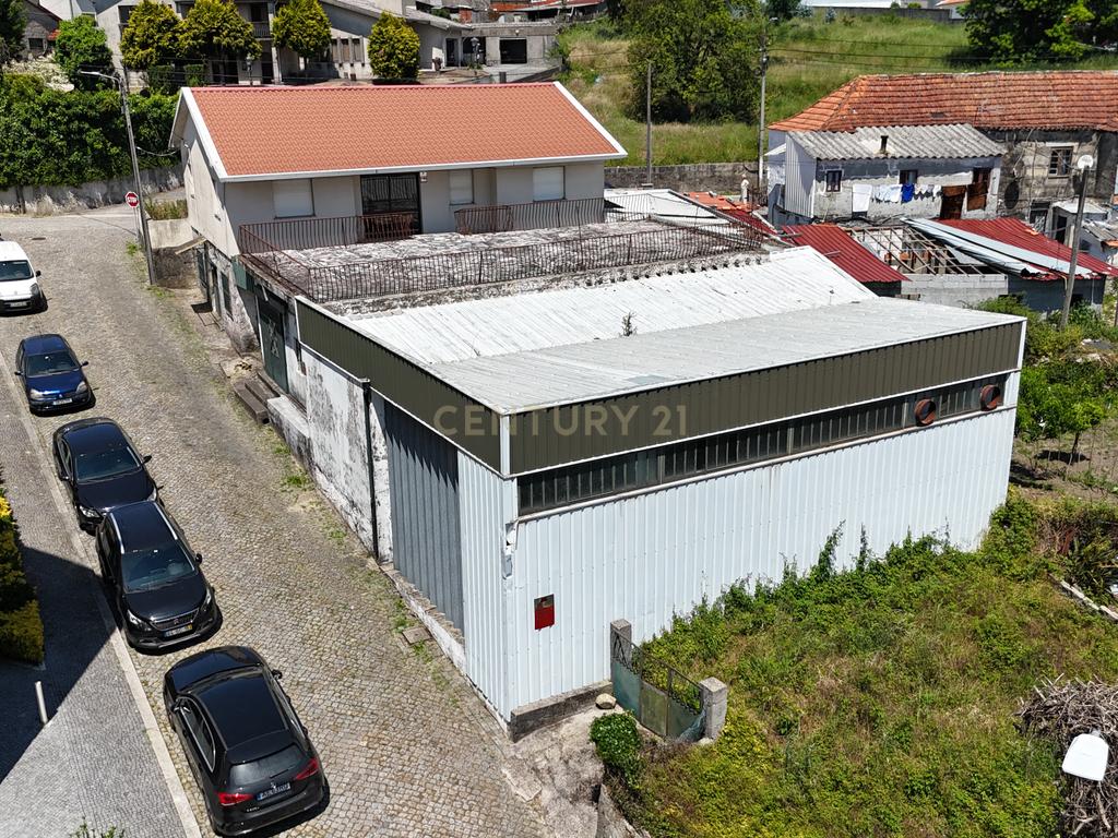 Moradia com 4 quartos, 3 armazéns e muito potencial em Freamunde, Paços de Ferreira - Image 29