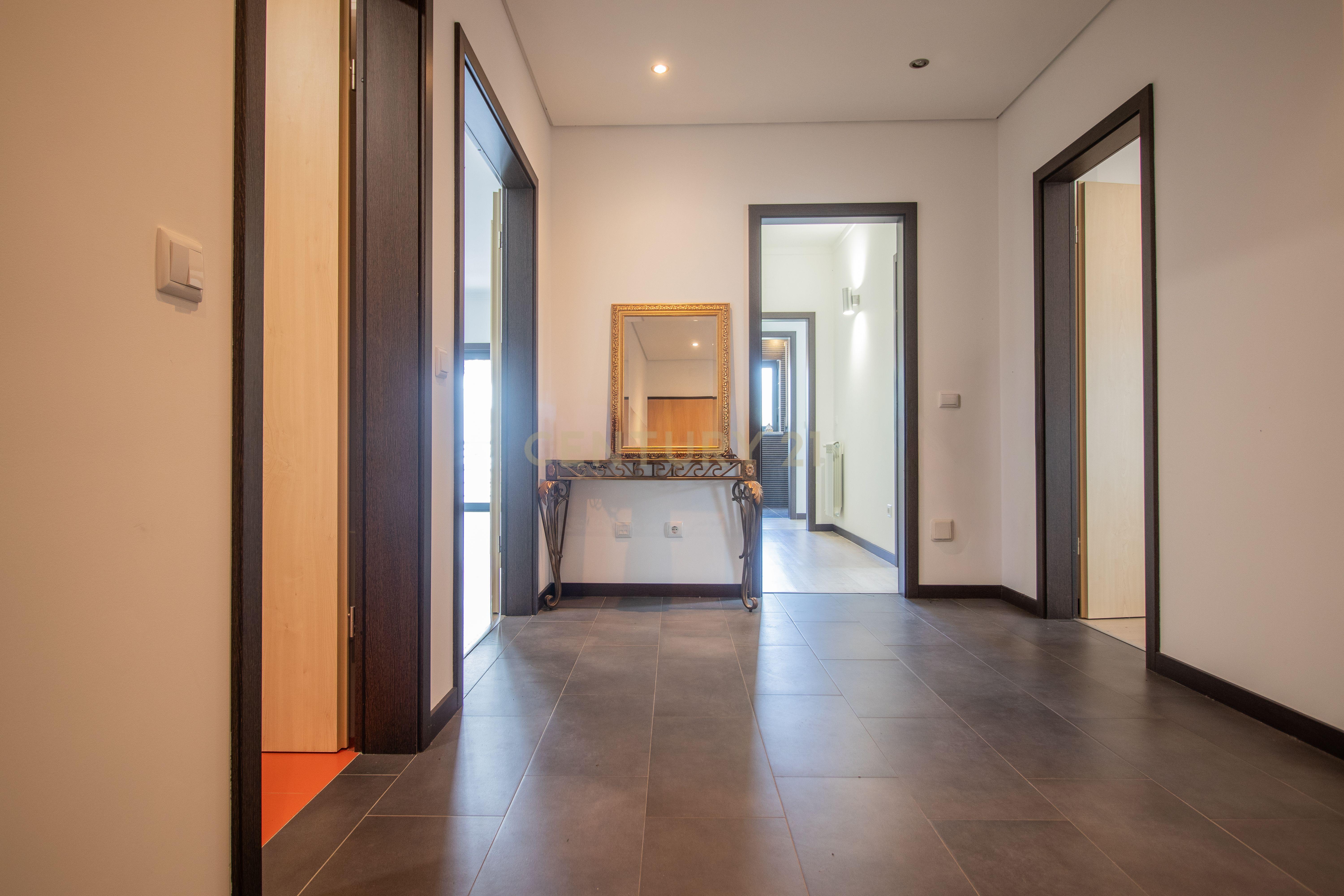 Fotografia 3 de Apartamento T3 c/ 2 Varandas, Garagem Dupla e Terraço com Sala de Eventos