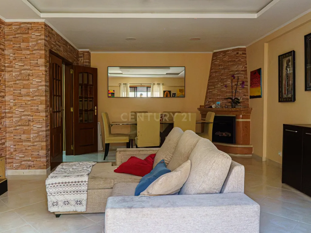 Apartamento T3 com Suíte, 3 Varandas e Arrecadação de 14 m² | Avenida 25 de Abril, Ramada - Image 8