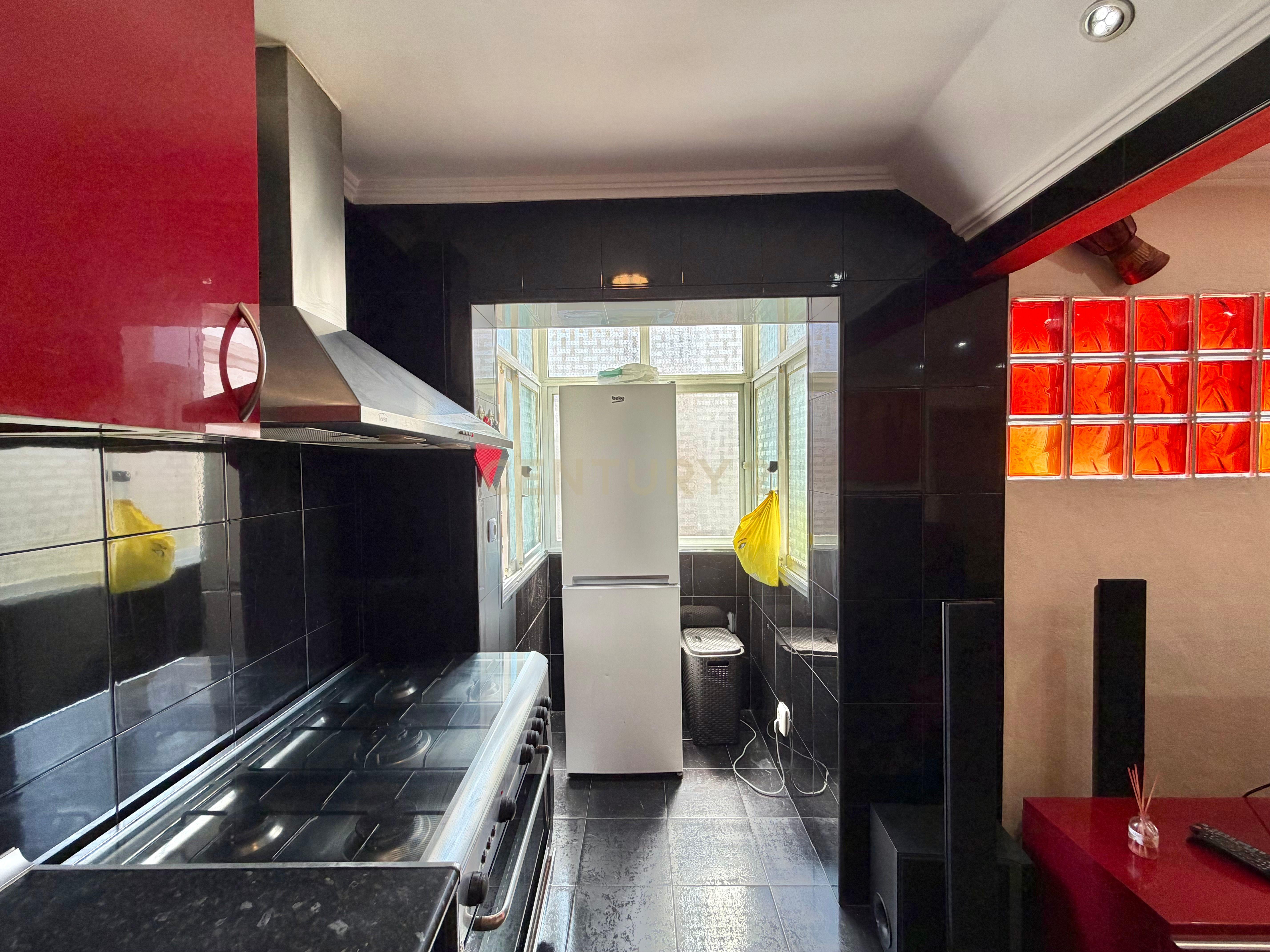 Fotografia 7 de T4 Remodelado no Laranjeiro | Localização Privilegiada e Excelente Potencial de Valorização