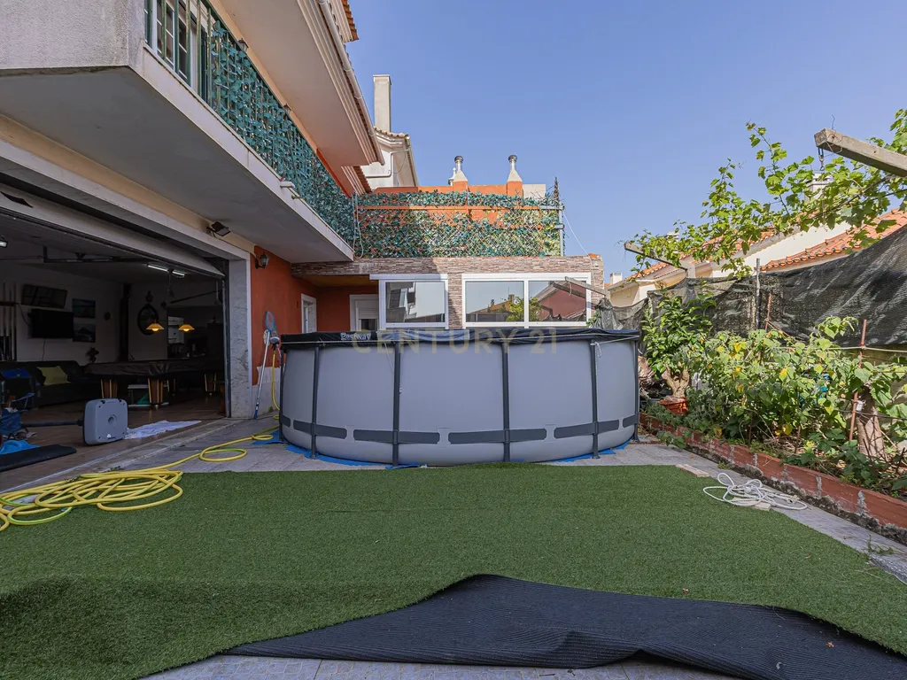 Moradia T4 com 3 Pisos + Sótão e Garagem — Famões - Image 66