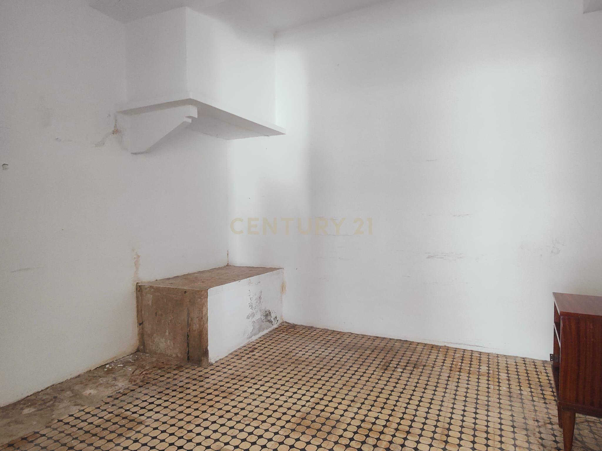 Prédio Bi-Familiar T2 e 2 Anexos Tipologia T1 Em Zona Residencial Tranquila Na Póvoa de Santo Adrião  - Image 7