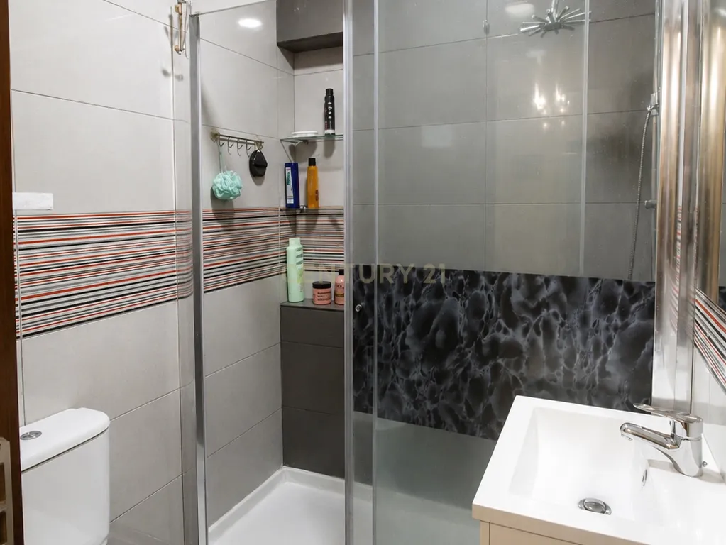 Apartamento T2+1 com Garagem, Varandas em Canidelo Vila Nova de Gaia - Image 12