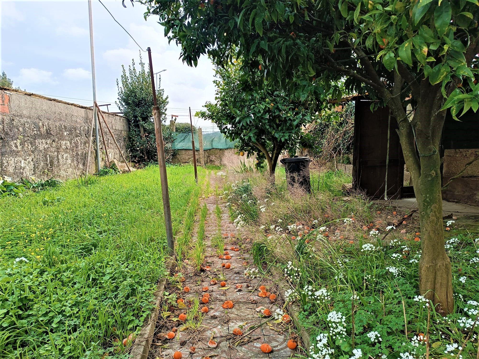 Moradia bifamiliar com cinco quartos, terreno e água para reconstrução no coração da Cidade da Maia, em Gueifaes - Image 45