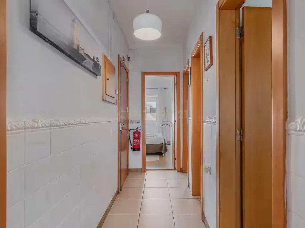 Apartamento T2 remodelado e mobilado no centro de Almada - Image 8
