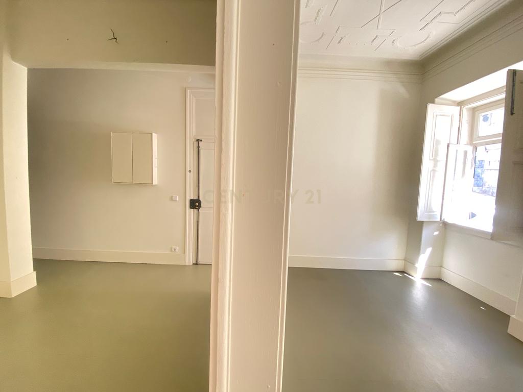 Apartamento T2 no centro de Lisboa - São Vicente, com um pequeno logradouro. - Image 4