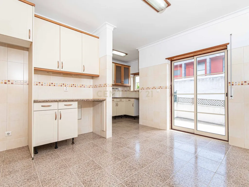 Espaçoso Apartamento T2 Póvoa da Galega com Terraço e Vista Desafogada - Image 22