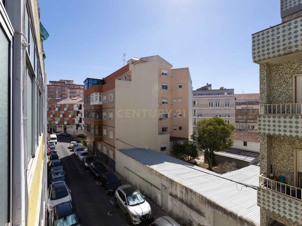 T2 renovado em 2024, cozinha equipada e excelente luminosidade em Queluz - Image 12