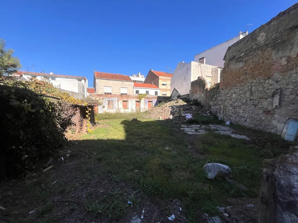 Prédio com terreno para construção e 3 Casas com frente para 2 ruas - Image 3