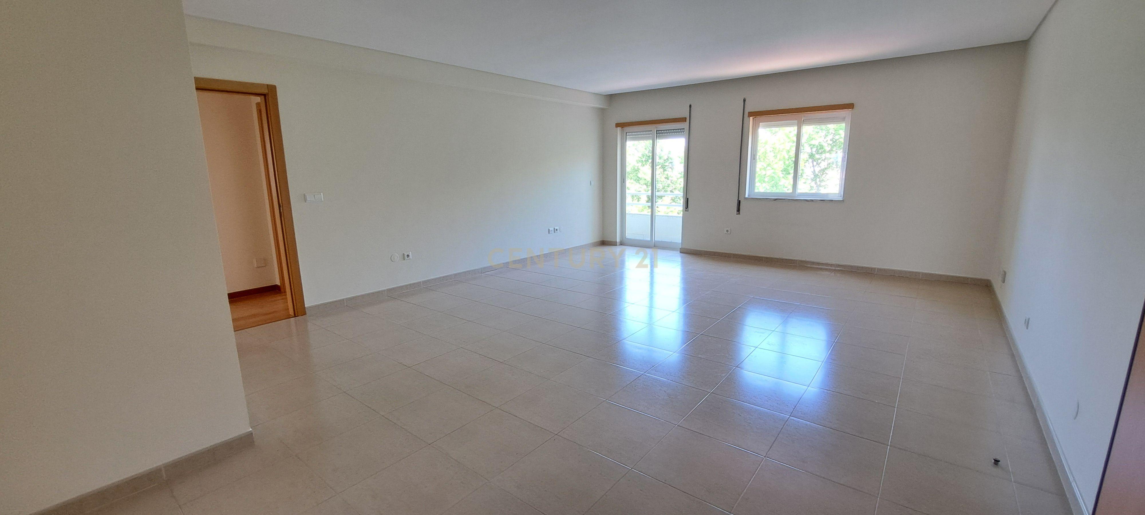 Apartamento T2 com arrecadação e lugar de garagem no Montijo. - Image 4