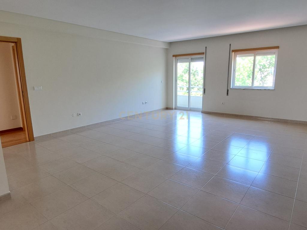 Apartamento T2 com arrecadação e lugar de garagem no Montijo. - Image 4