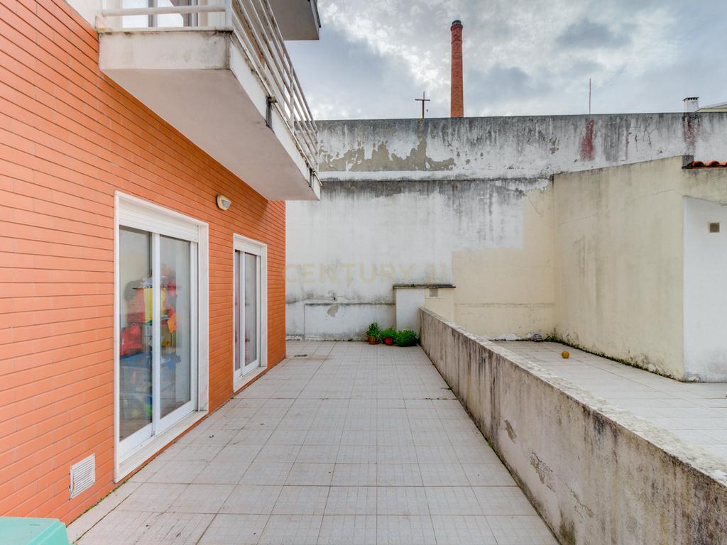 Apartamento T3 com Terraço e Acessibilidade em Amadora - Image 18