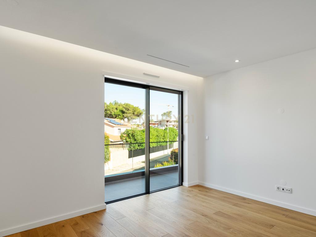 **Moradia Contemporânea T5 no Birre, Cascais – Poucos minutos de distância do Kings College** - Image 13