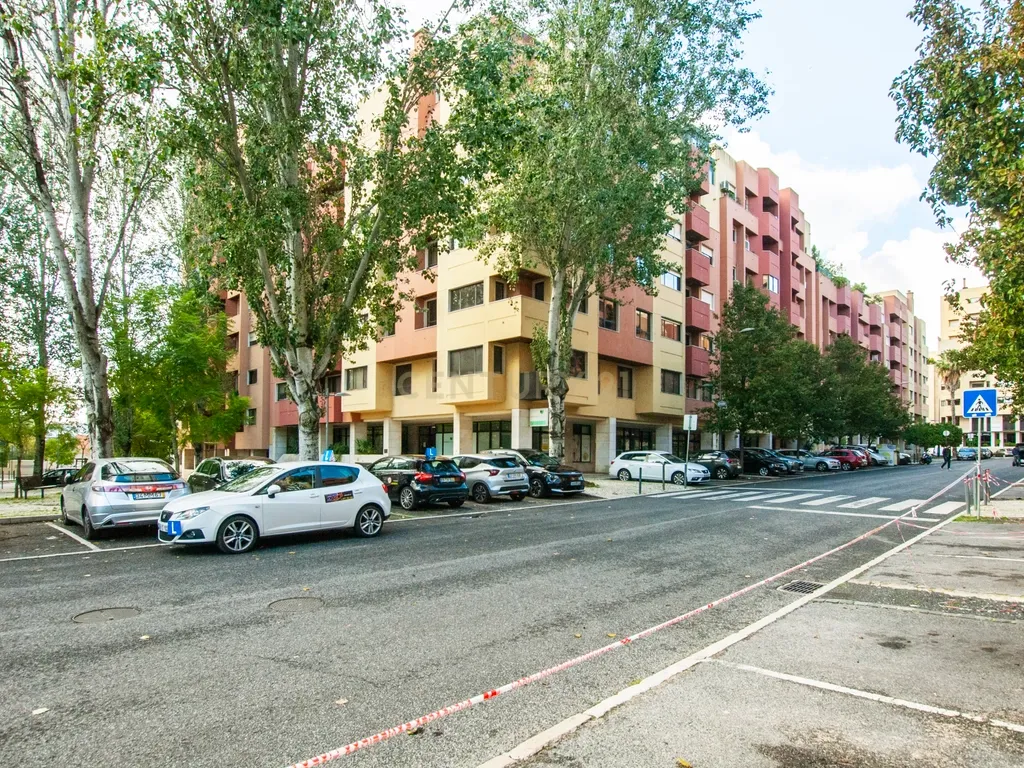 Escritório/Consultório para arrendamento | Excelente Localização | Zona Premium de Telheiras | - Image 18