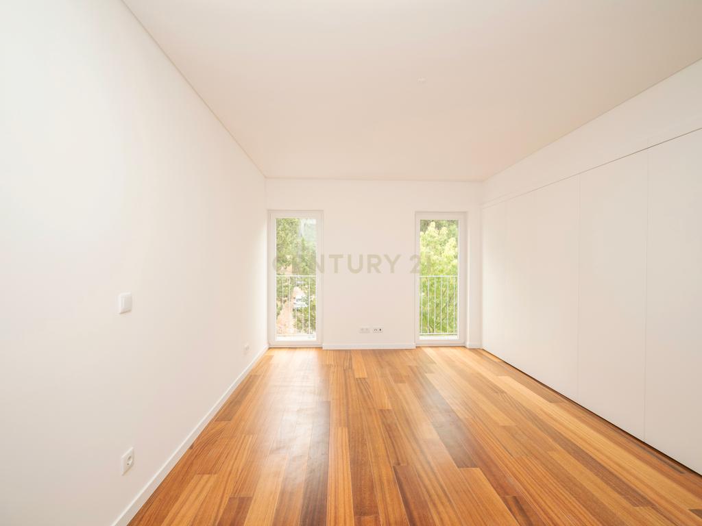 Arrenda-se apartamento T2 (111m2) na Estrela, Lisboa - Image 11