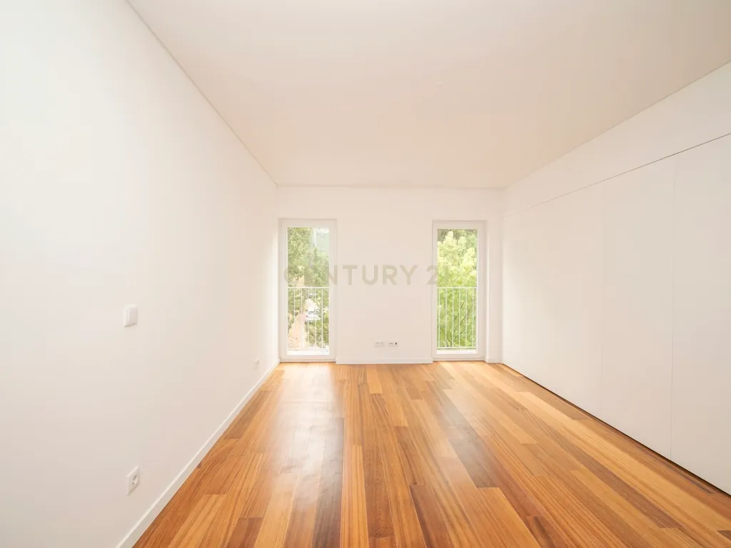 Arrenda-se apartamento T2 (111m2) na Estrela, Lisboa - Image 11