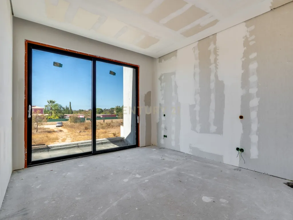 Moradia T5 contemporânea em construção avançada com piscina | Álamos, Guia – Albufeira - Image 21