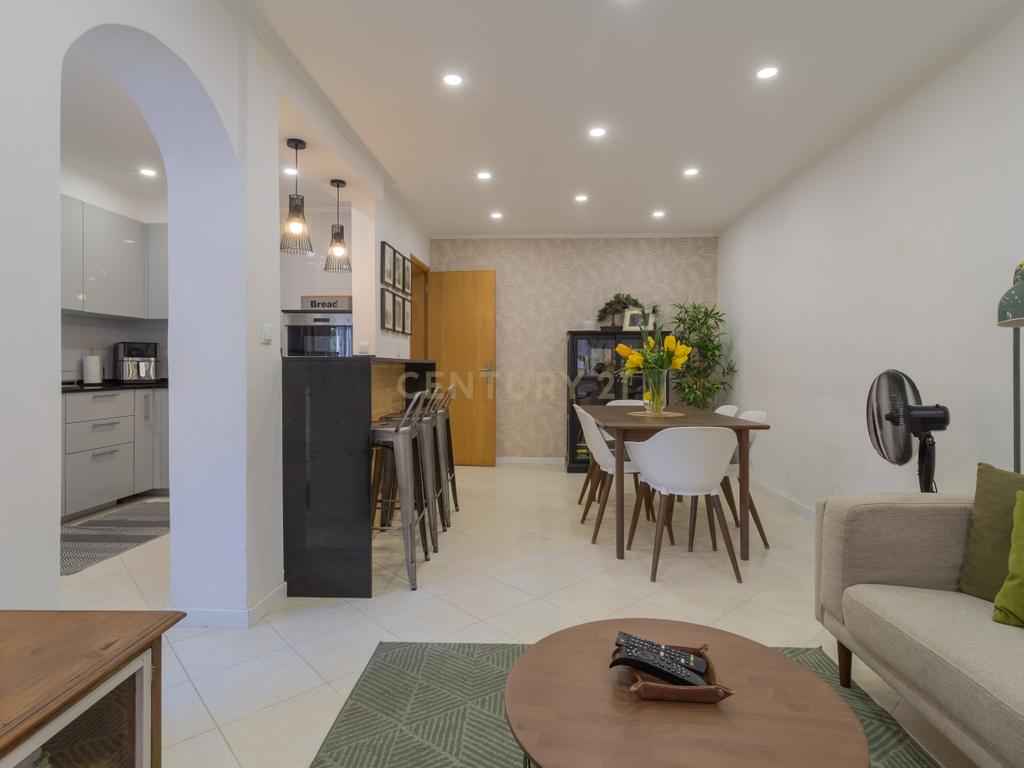 Apartamento Remodelado em Corroios, Seixal T3 + 3, garagem e Terraço - Image 5