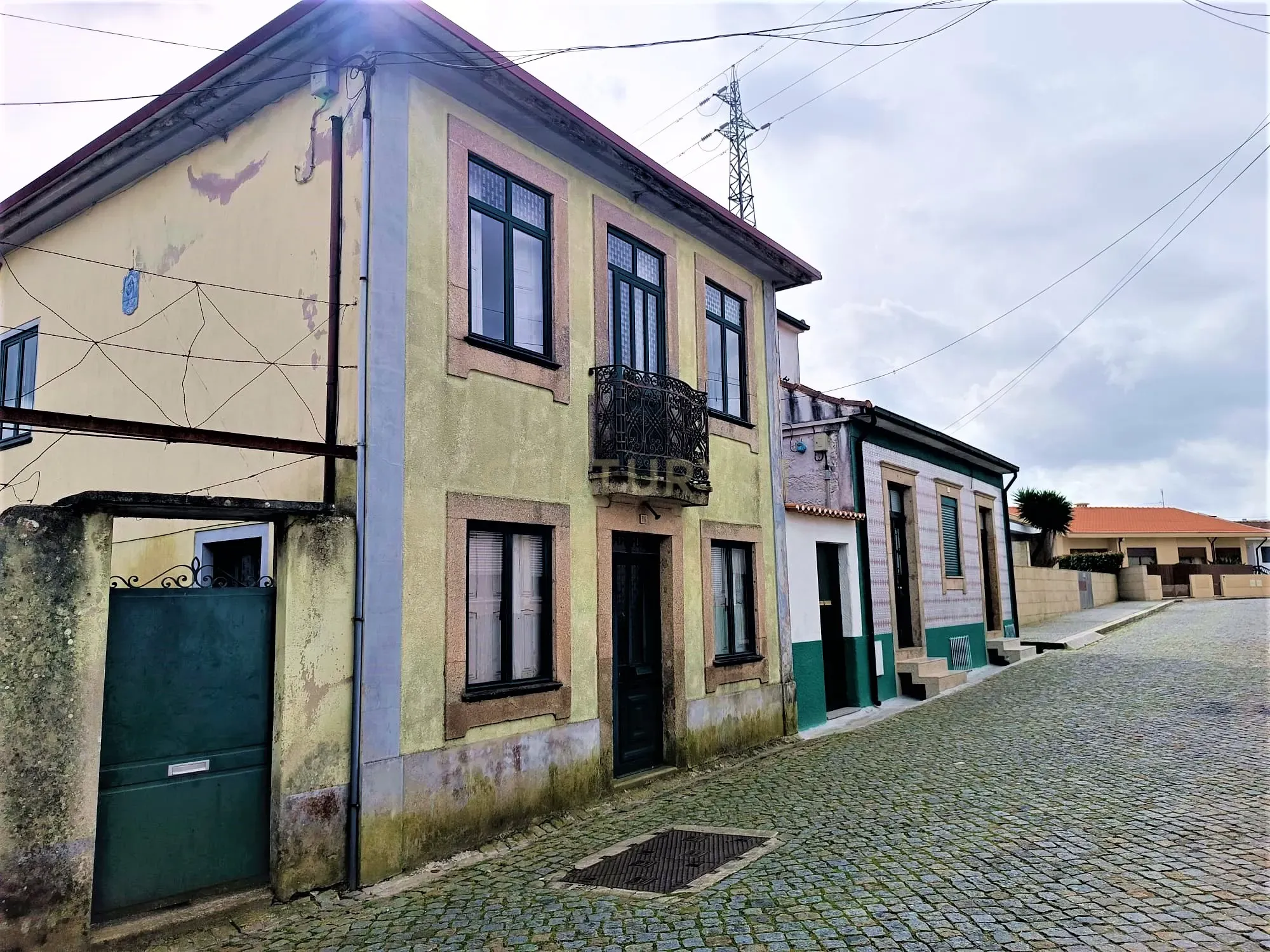 Moradia bifamiliar com cinco quartos, terreno e água para reconstrução no coração da Cidade da Maia, em Gueifaes - Image 1