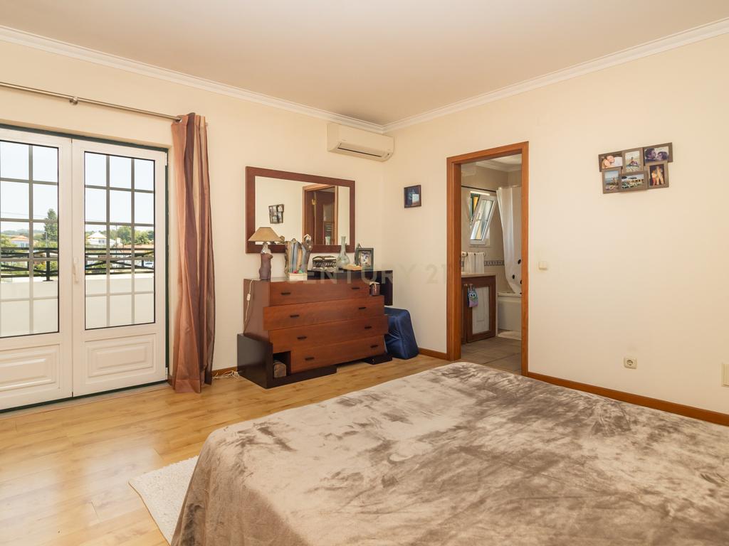 Moradia duplex de 5 assoalhadas com cave em Azeitão - Image 31