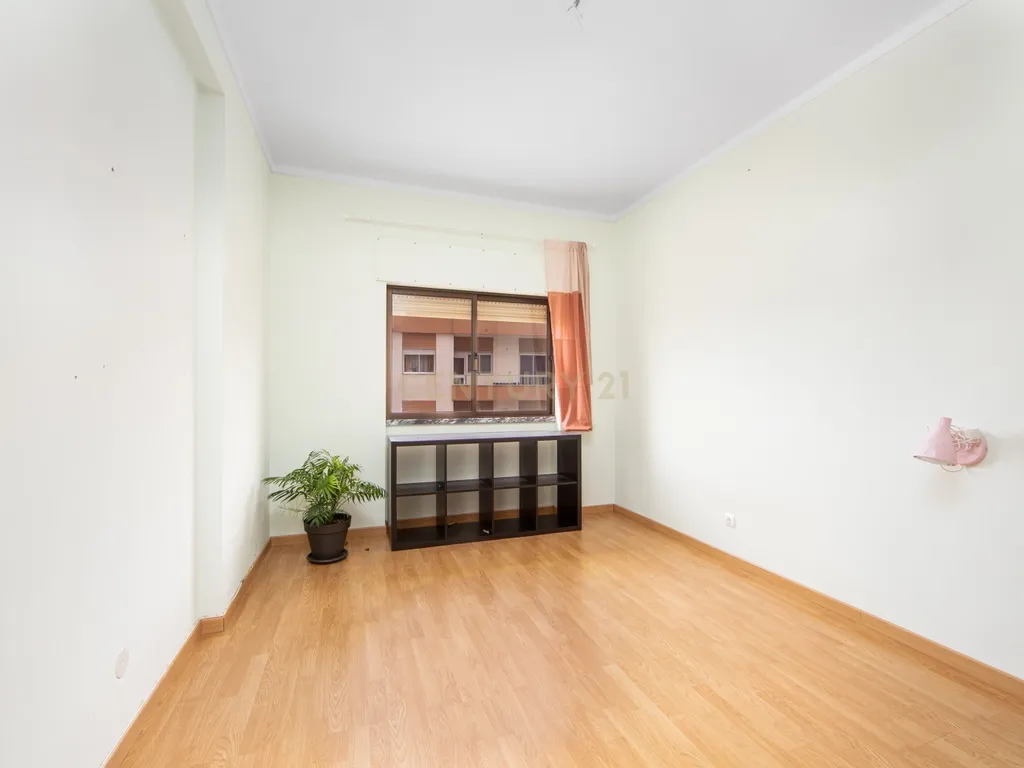 Apartamento T2 no Pinhal Novo com varanda e arrecadação - Image 8