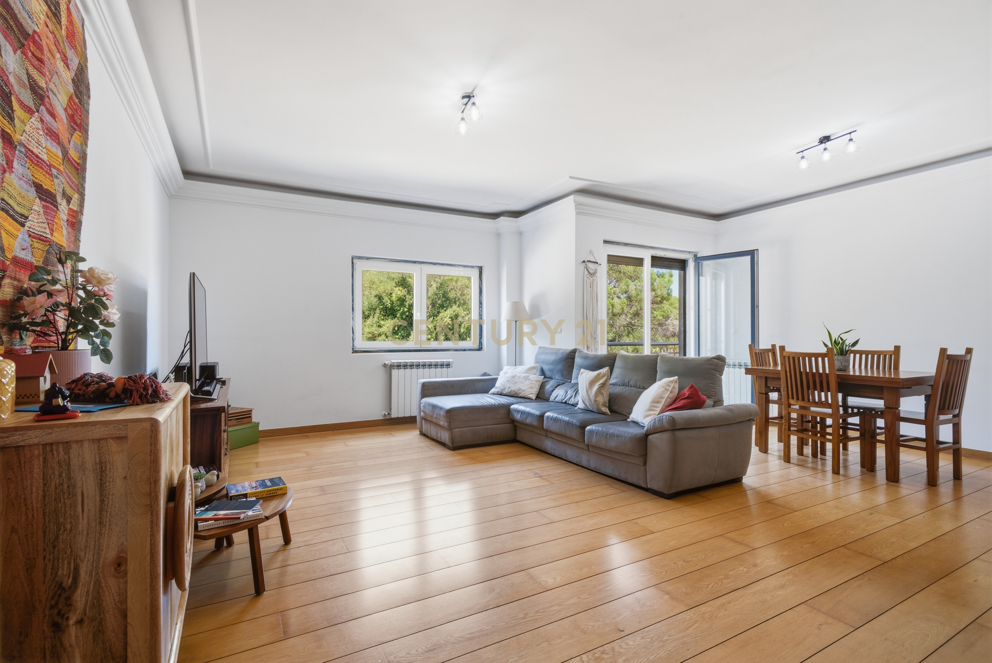 Fotografia 5 de Elegante Apartamento T3 no Estoril com Box Fechada para 3 carros a poucos metros da praia