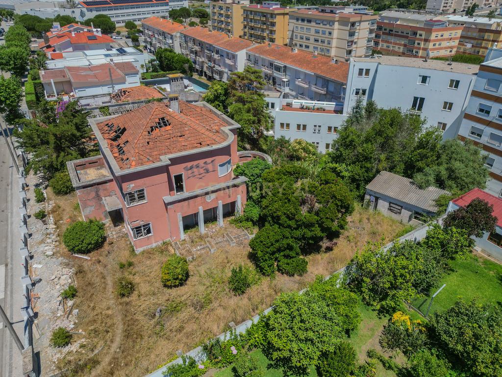 Moradia icónica para reabilitar em frente ao Palácio Sotto Mayor — Figueira da Foz - Image 9