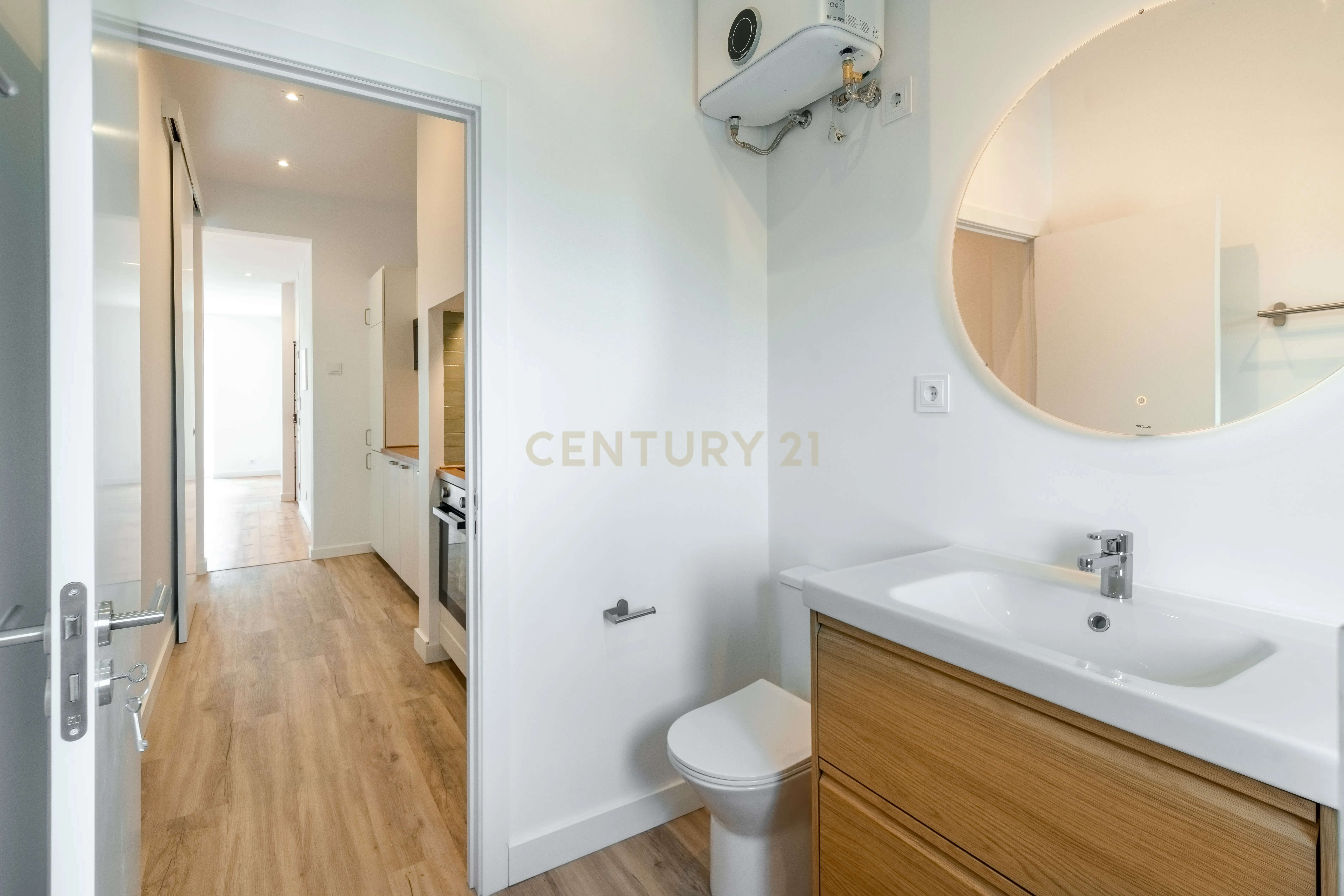 T1 Totalmente Remodelado em Campo de Ourique – Vista Deslumbrante e Charme Contemporâneo - Image 10