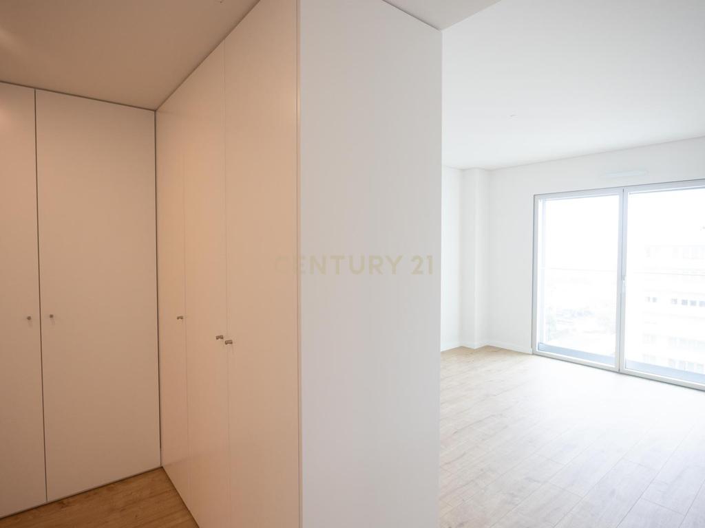 Apartamento T2 com estacionamento e piscina - Areeiro - Image 9