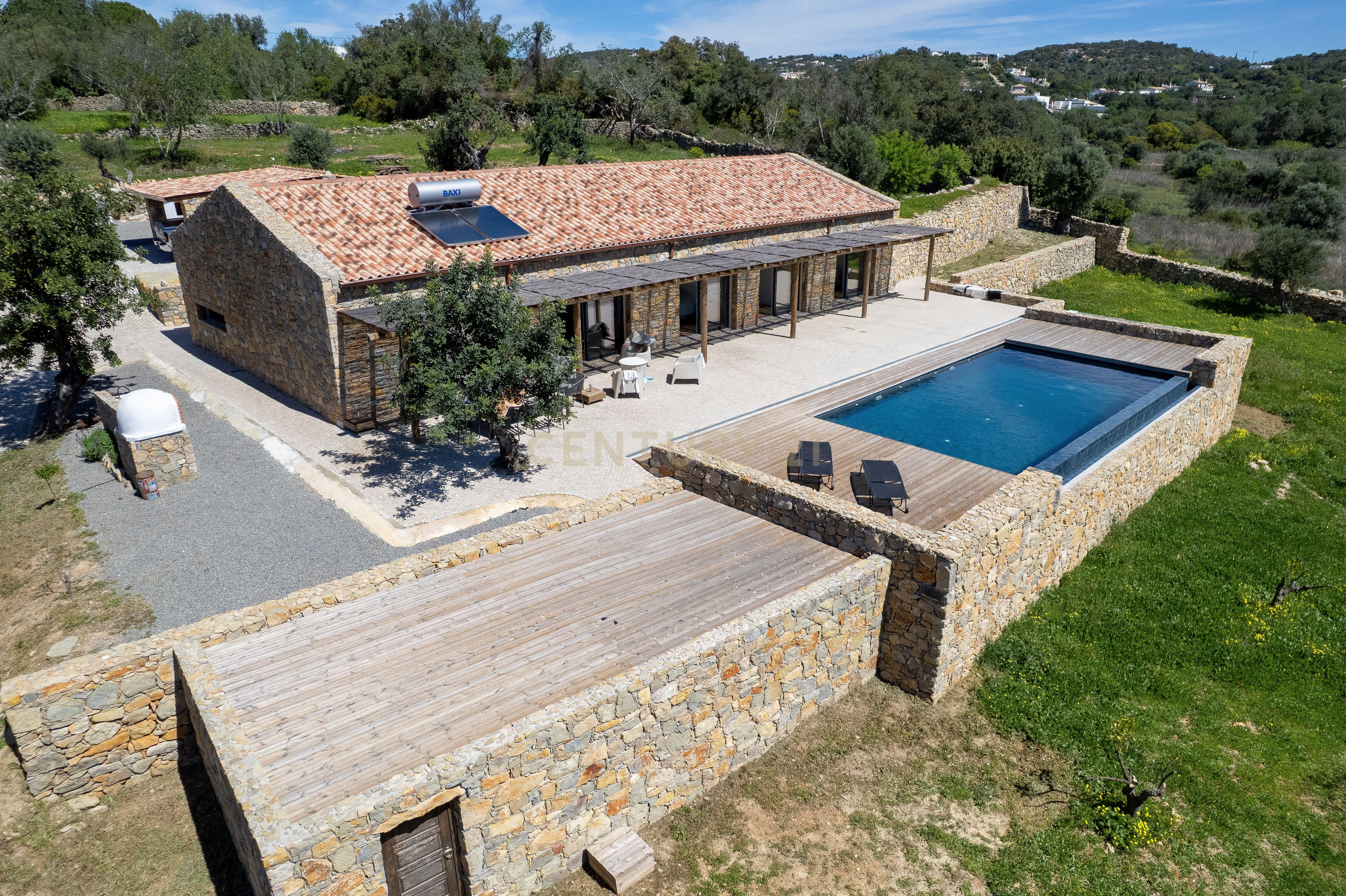 Fotografia 5 de Moradia T3 Térrea de Luxo com Piscina Infinita, Privacidade Total e Ambiente de Campo