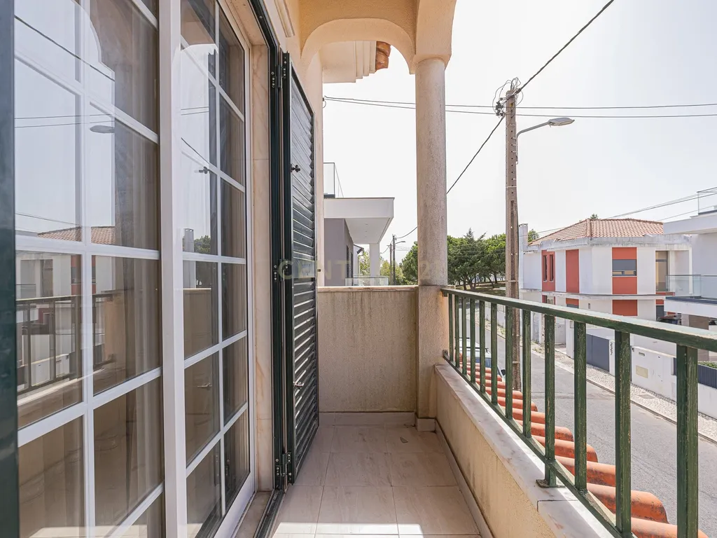 Moradia T4 com 3 Pisos + Sótão e Garagem — Famões - Image 44