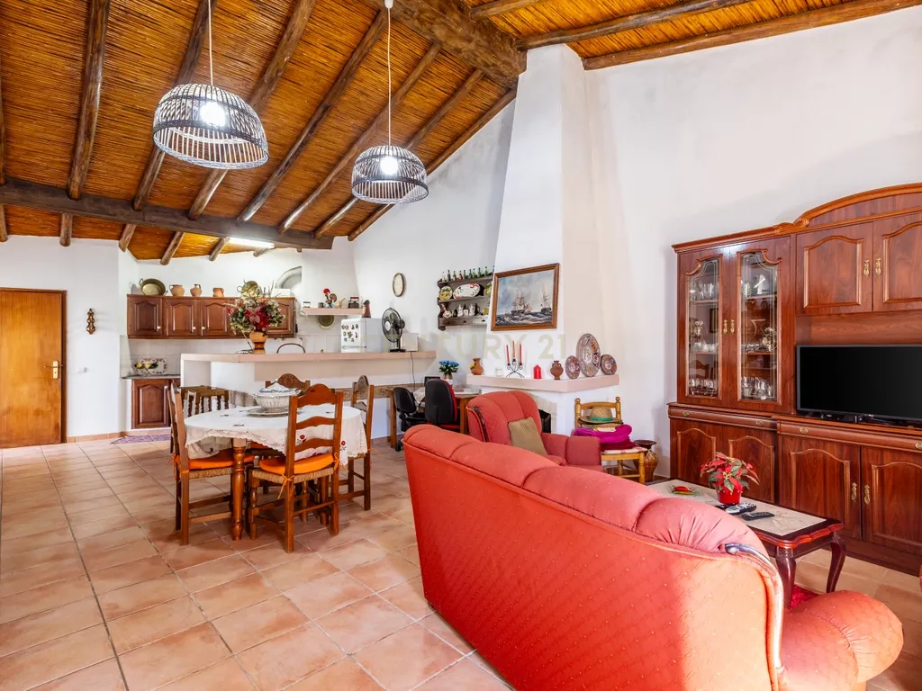 Encantadora Moradia com 7 Divisões em Parragil Loulé com Vista Campestre - Image 3