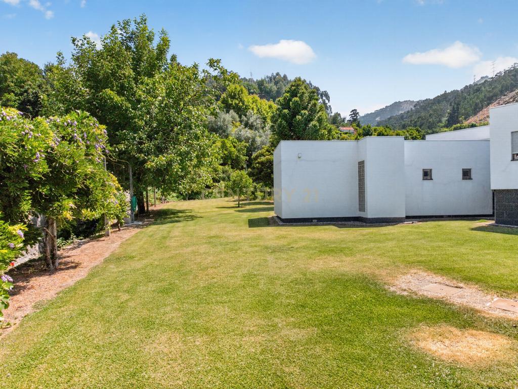Moradia T4 Térrea de Sonho com Piscina, Campo de Futebol - Image 20