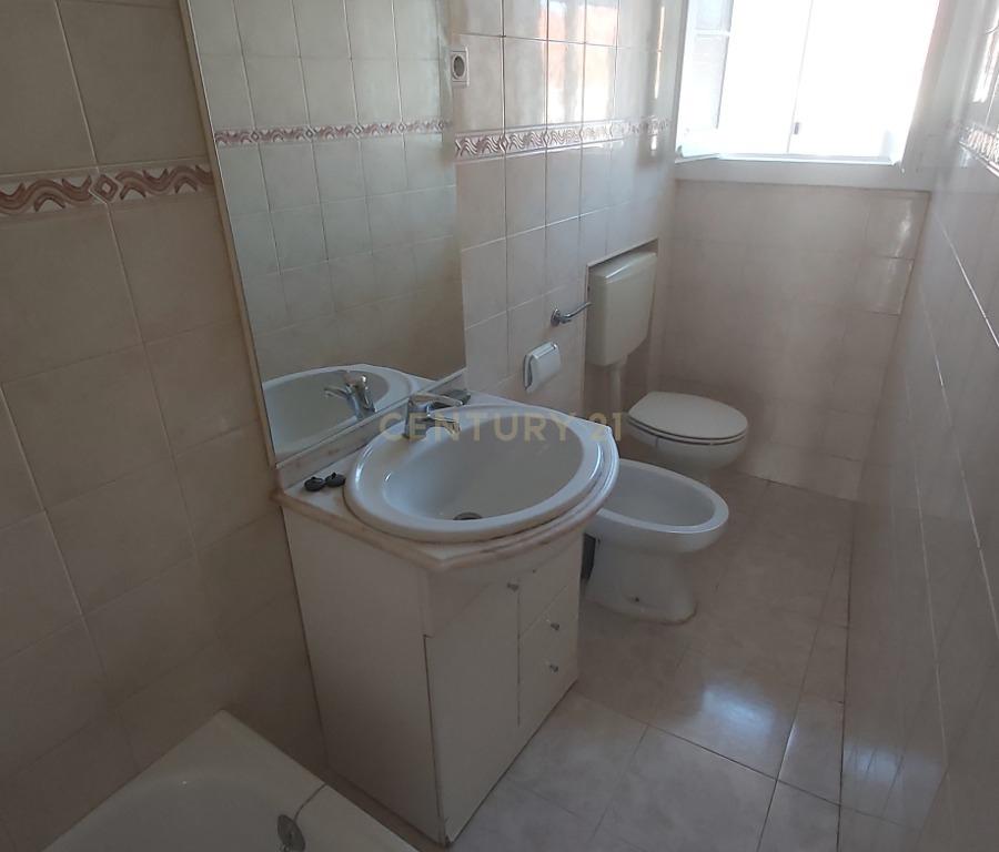 Apartamento T2 em Almada na Av. Nuno Alvares Pereira. - Image 16